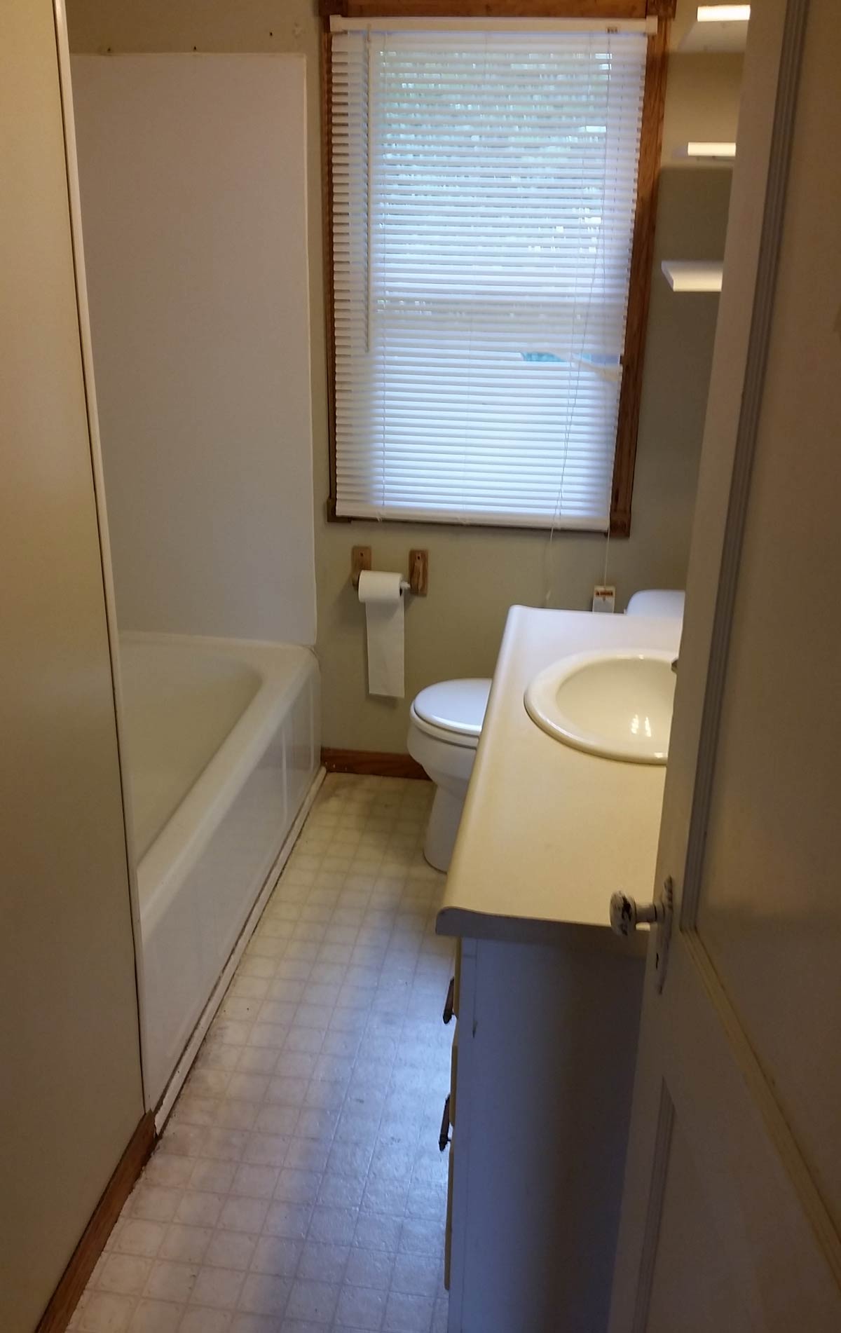3107 Lincoln Way - bathroom