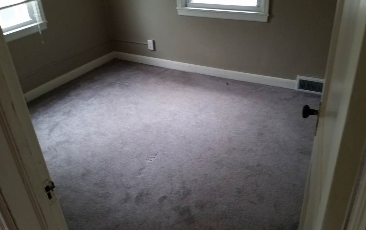 3107 Lincoln Way - bedroom with carpet